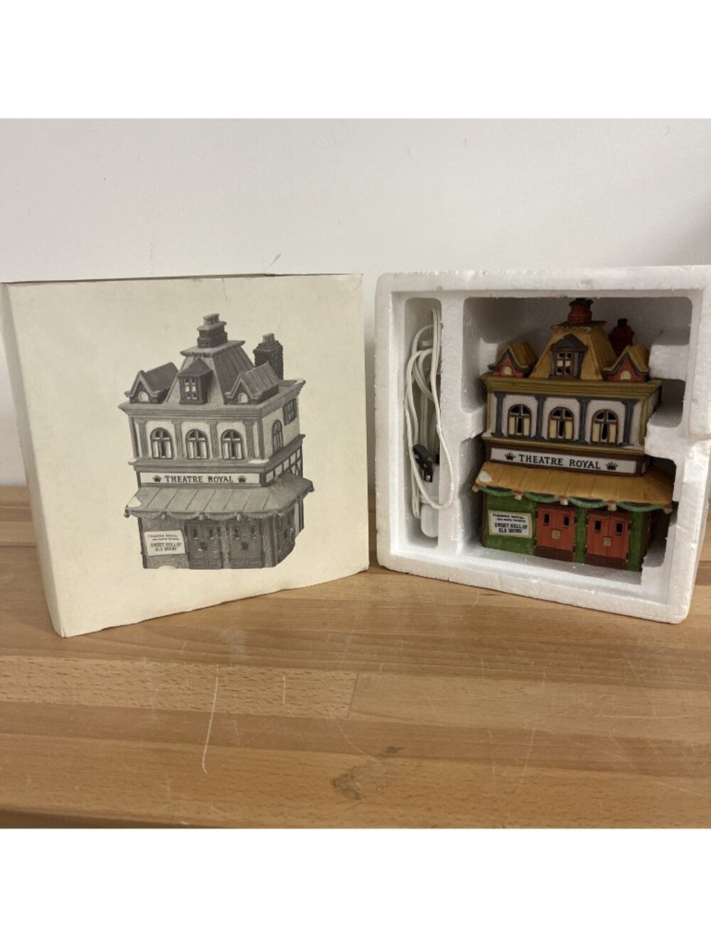 Dickens' Village Dept 56  1989 THEATRE ROYAL w/ Box 5584-0